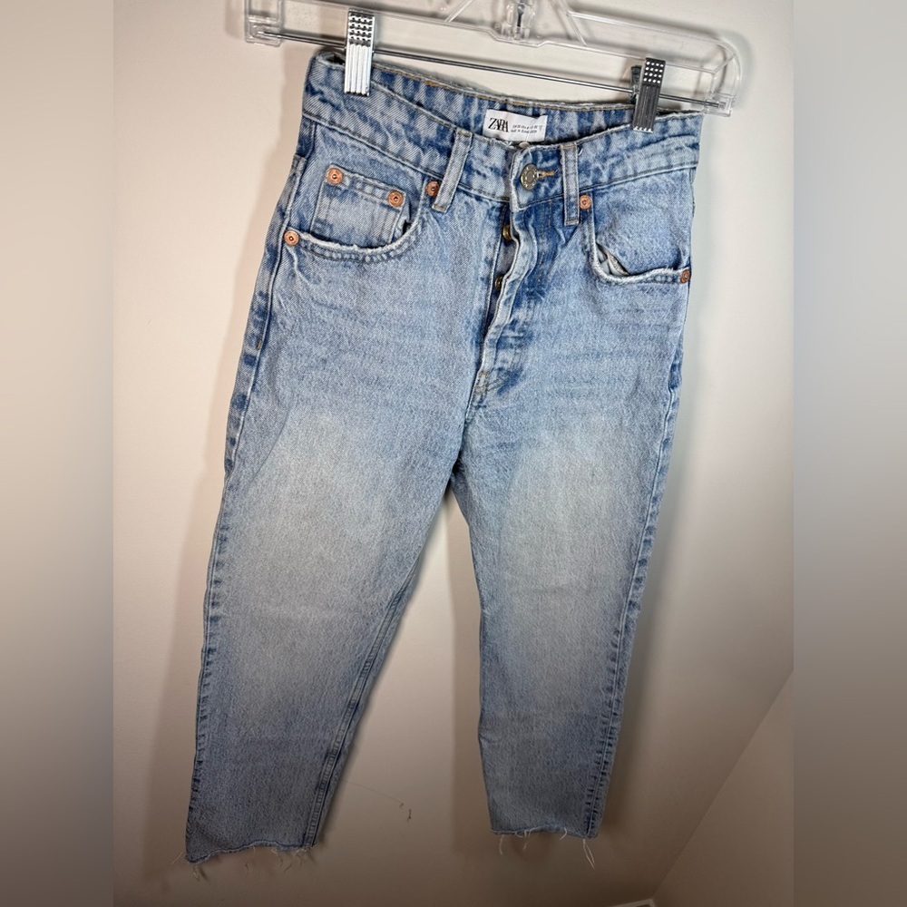 Zara Women Light Blue Denim Boyfriend Y2K Jeans with distressed hem Size 0 - Picture 9 of 16